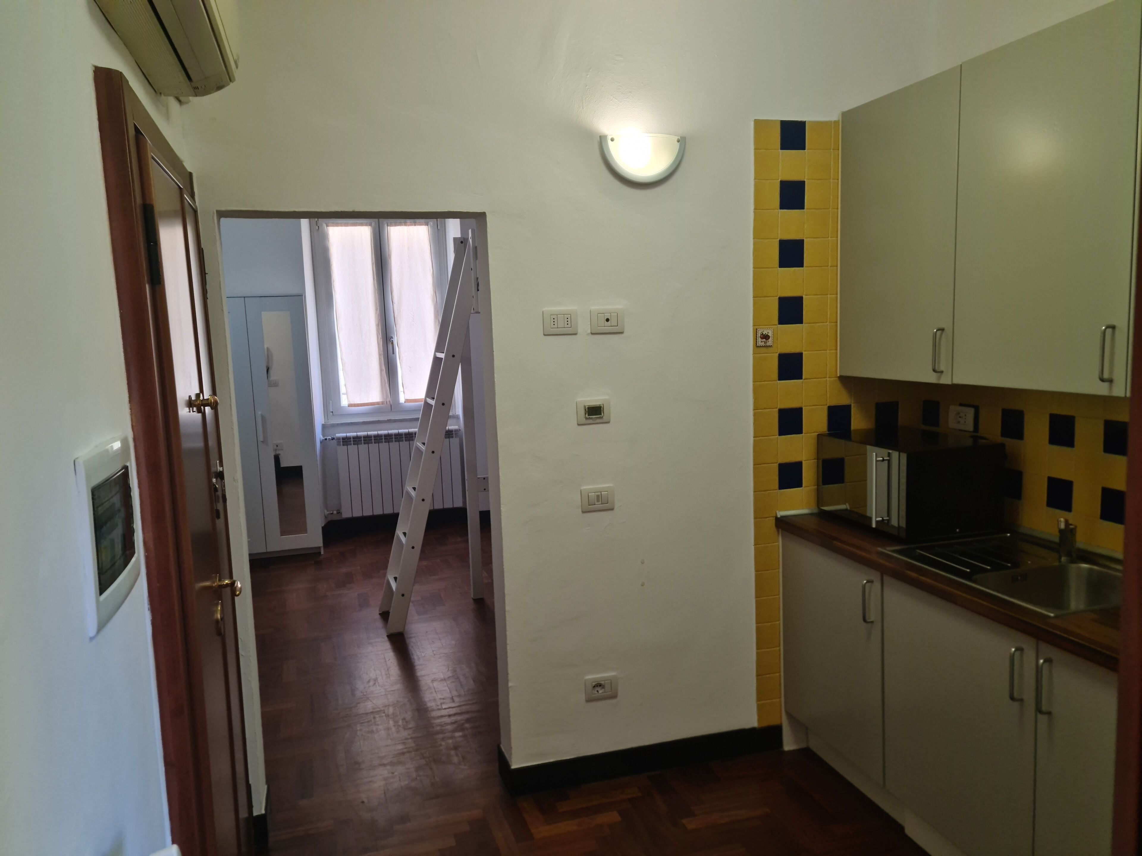 Kühlschrank, Mikrowelle, Herdplatte, Wasserkocher mit Kaffee-/Teezubehör