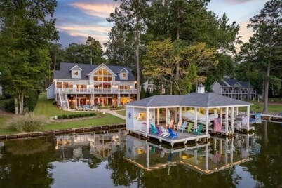 Spacious 7BR house, Lakeview, Dock, Decks, Kayaks, Patio