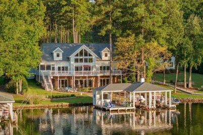 Spacious 7BR house, Lakeview, Dock, Decks, Kayaks, Patio