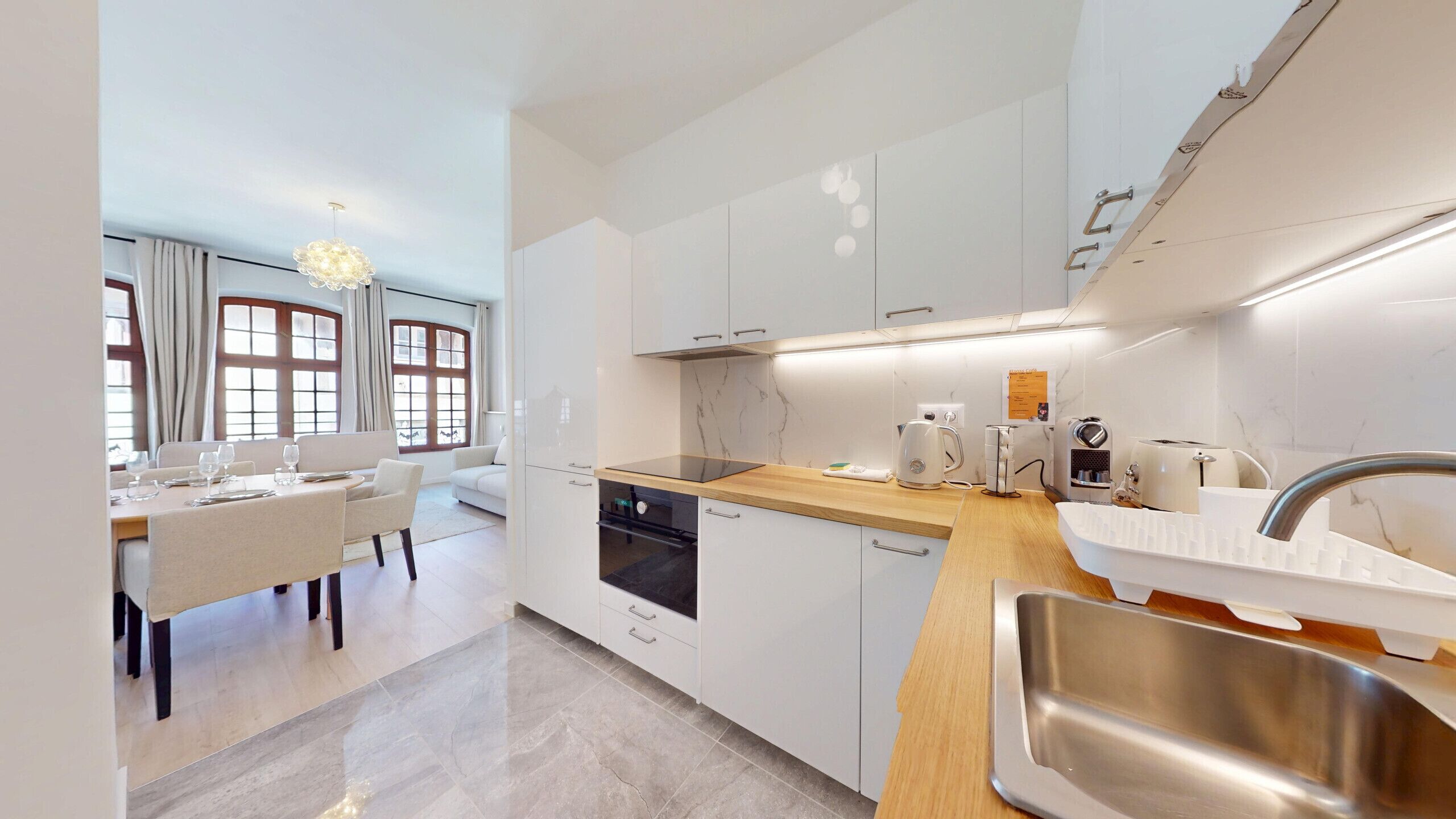 Fridge, oven, stovetop, coffee/tea maker