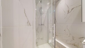Regadera, secadora de cabello, toallas, papel de baño 