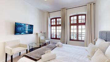 Tabla de planchar con plancha, wifi gratis y ropa de cama