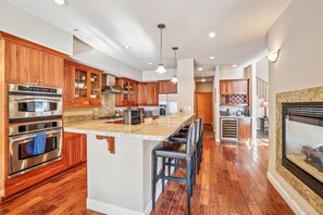 Fridge, microwave, oven, stovetop - Pinyon Creek three Bedroom Townhouse with hot tub (Truckee)