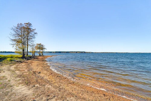 Charming 3-bedroom house with WiFi and AC off of Hwy 1215