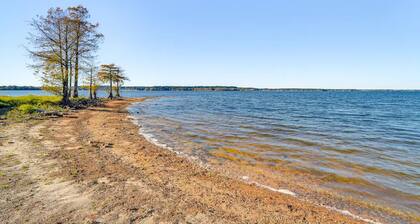 Charming 3-bedroom house with WiFi and AC off of Hwy 1215