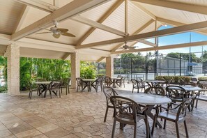 Outdoor dining - Keauhou Surf & Racquet #20: 2-bedroom, 2-bathroom with a private lanai retreat! (Kailua Kona)