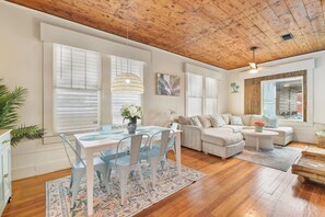 Interior - The Grand On Ave O | Hot Tub + Near Beach (Galveston)