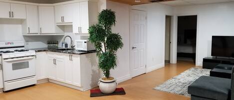 Réfrigérateur, four à micro-ondes, un four, surface de cuisson