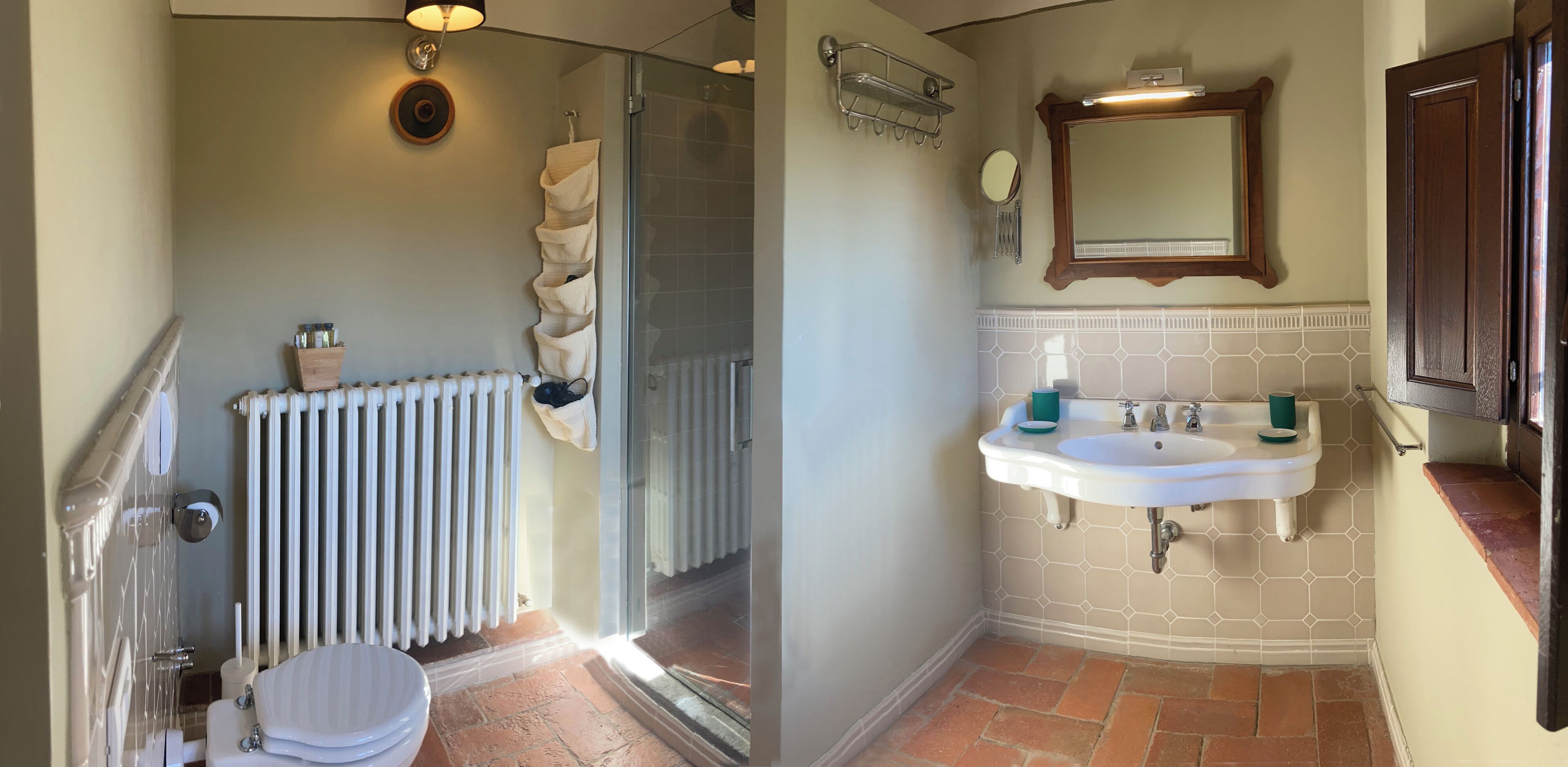 Un baño con inodoro, ducha y lavabo.