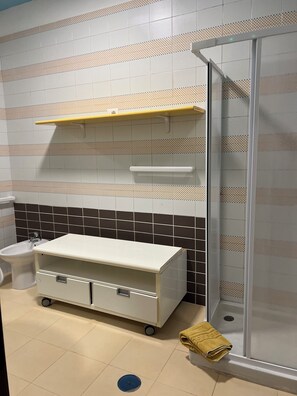 Shower, hair dryer, bidet, towels - Palinuro   (Lago)