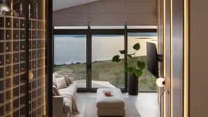 Una sala de estar moderna con un ventanal grande que da a un paisaje pintoresco.