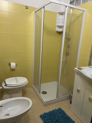 Shower, hair dryer, bidet, towels - Within walking distance from the sea provided with all the necessary comforts (Lago)