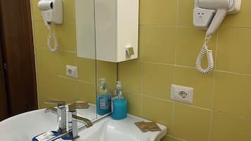 Doccia, asciugacapelli, bidet, asciugamani