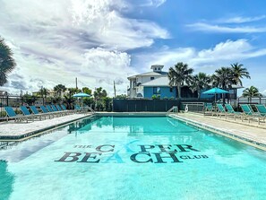 A heated pool - Book your tropical stay in Unit 604 directly on the beach (Fort Myers Beach)