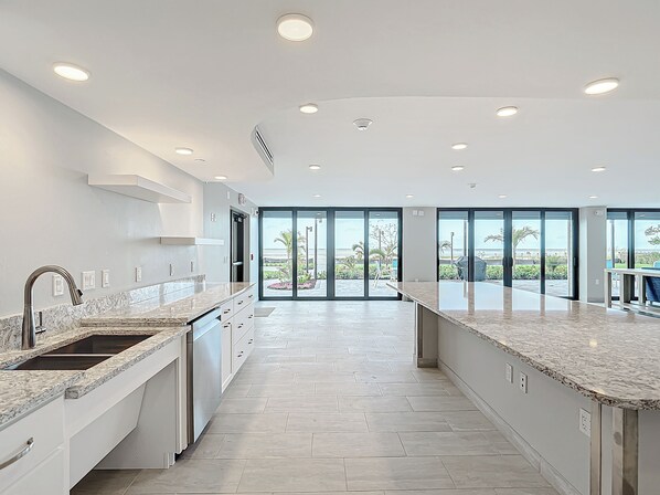 Fridge, microwave, oven, stovetop - Book your tropical stay in Unit 604 directly on the beach (Fort Myers Beach)