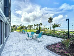 Outdoor dining - Book your tropical stay in Unit 606 directly on the beach (Fort Myers Beach)