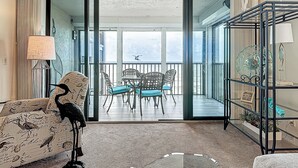 Un espacio habitable amplio con un balcón, una lámpara decorativa y una escultura de pájaro.