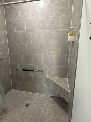 Bruser, hårtørrer, håndklæder, Shampoo