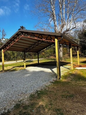 Property grounds - Cozy 2-BR house in a quiet country setting within minutes of Meridian w/WiFi (Meridian)