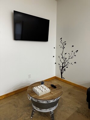 Interior - Cozy 2-BR house in a quiet country setting within minutes of Meridian w/WiFi (Meridian)