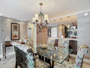 Dining - Book your tropical stay in Unit 1004 directly on the beach (Fort Myers Beach)