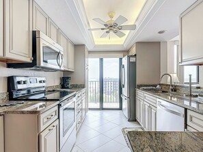 Fridge, microwave, oven, stovetop - Book your tropical stay in Unit 611directly on the beach (Fort Myers Beach)