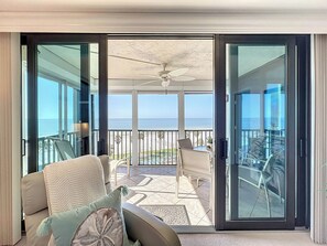 Smart TV, offices - Book your tropical stay in Unit 612 directly on the beach (Fort Myers Beach)