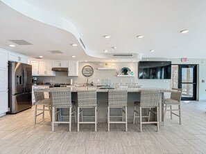 Fridge, microwave, oven, stovetop - Book your tropical stay in Unit 713 directly on the beach (Fort Myers Beach)