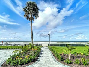 Property grounds - Book your tropical stay in Unit 713 directly on the beach (Fort Myers Beach)