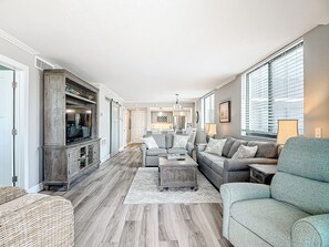 Smart TV, offices - Book your tropical stay in Unit 212 directly on the beach (Fort Myers Beach)