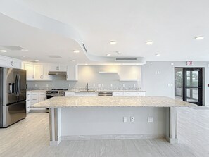 Fridge, microwave, oven, stovetop - Book your tropical stay in Unit 212 directly on the beach (Fort Myers Beach)