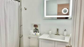 Secadora de cabello, toallas, jabón, papel de baño