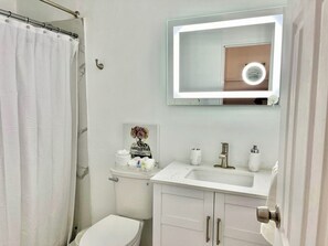 Sèche-cheveux, serviettes fournies, savon, papier toilette