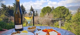 Charming 2-bedroom apartment with WiFi, AC in quaint Mikhmanim