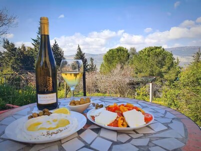Charming 2-bedroom apartment with WiFi, AC in quaint Mikhmanim