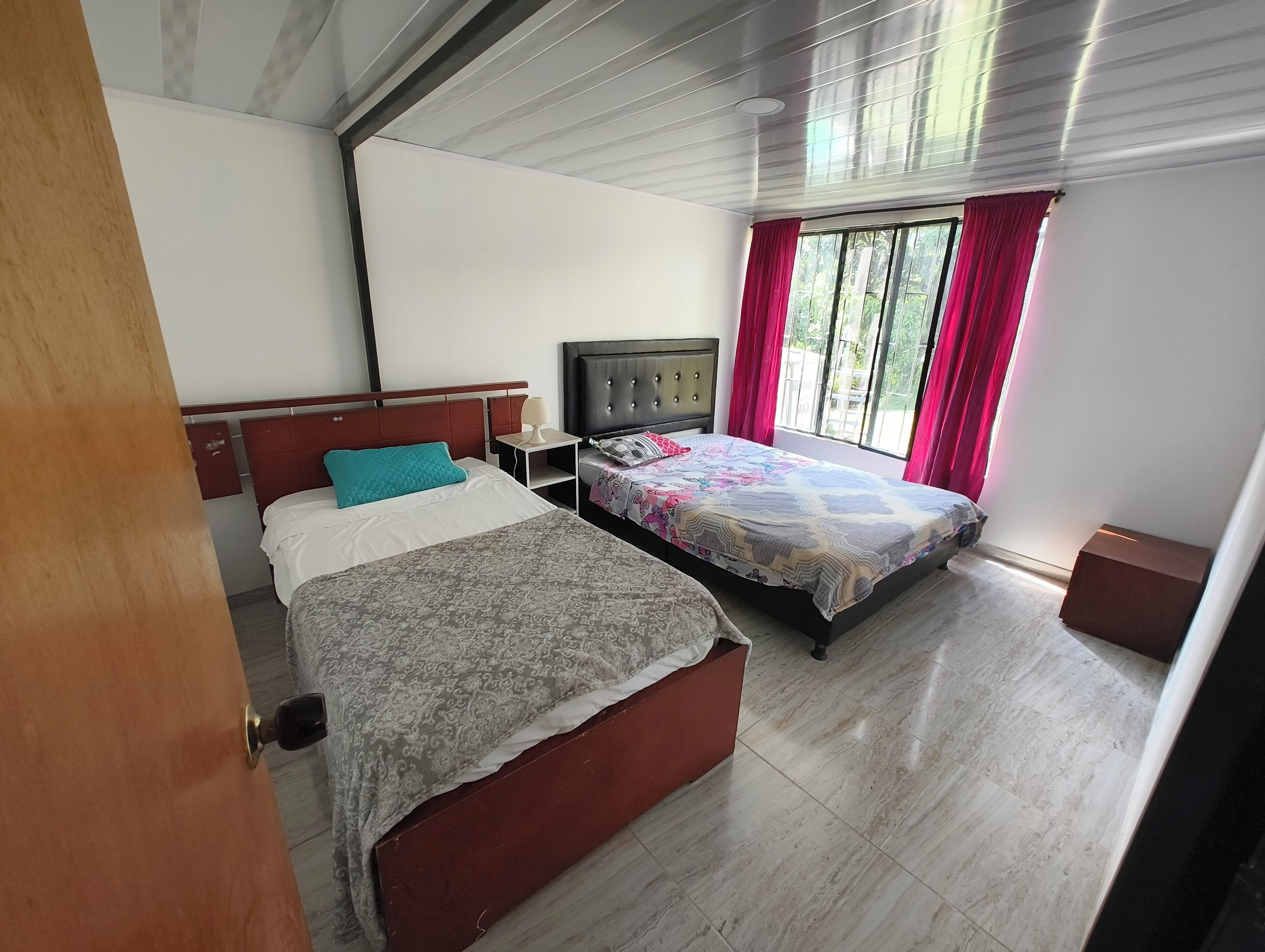 3 室のベッドルーム、WiFi (無料)、ベッドシーツ