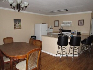 Microwave, oven, stovetop - Treehouse on the Suwannee River (Mayo)
