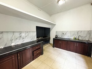 Full-size fridge, microwave, oven, stovetop - Villa Sky Blue (Galle)