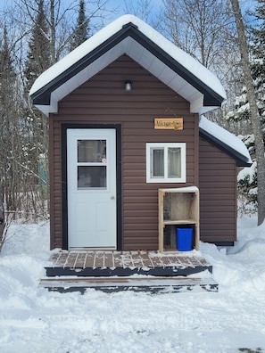 Exterior detail - Cozy cabins for rent
Perfect for a winter getaway 
Pet friendly  (Greater Sudbury)
