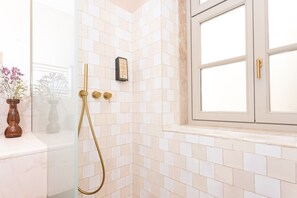 Deluxe Apartment, 1 Bedroom, Patio | Bathroom | Hair dryer, towels, soap, shampoo
