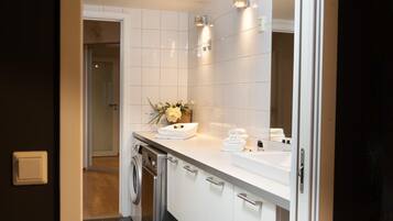 Shower, hair dryer, bidet, towels