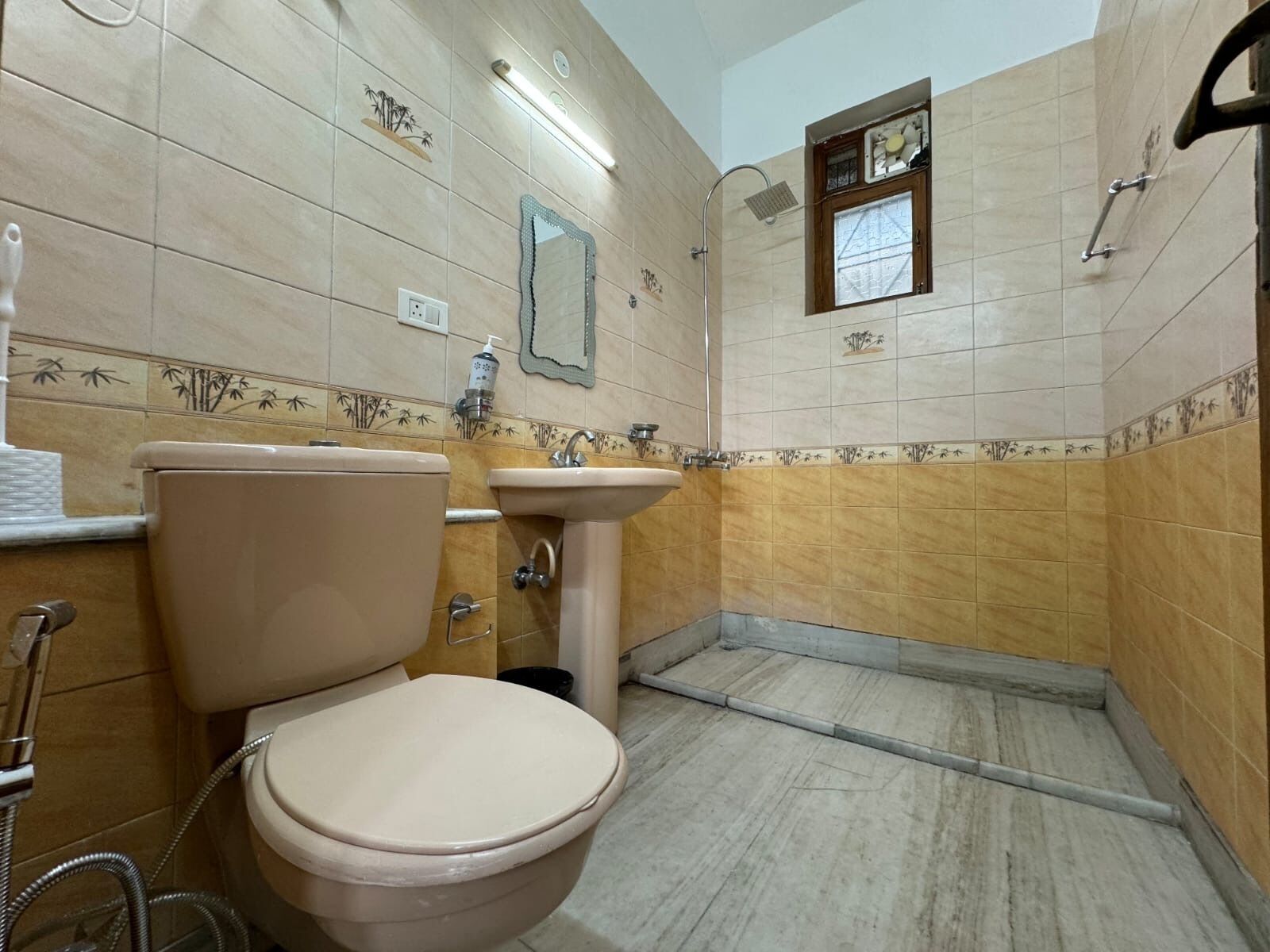 Un baño con inodoro, lavamanos y ducha.
