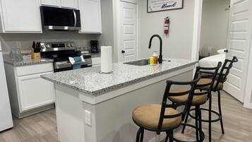 Een magnetron, een oven, een kookplaat, een vaatwasser