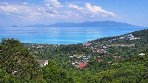 A coastal town with a view of the sea and mountains in the distance. - New single storey villa with sea view, all comforts, close to research area. (Bophut)