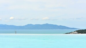 A coastal landscape with mountains in the background and a clear sky. - New single storey villa with sea view, all comforts, close to research area. (Bophut)