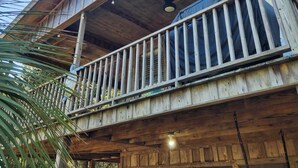 A wooden building with a balcony and a compass decoration. - Charming 1-bedroom house with WiFi, AC on the Bayou in beautiful Bay St. Louis (Bay St. Louis)