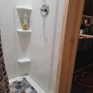 Haartrockner, Handtücher, Seife, Toilettenpapier