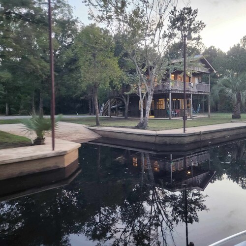 Charming 1-bedroom house with WiFi, AC on the Bayou in beautiful Bay St. Louis