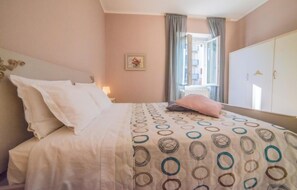 2 dormitorios, escritorio, wifi gratis y ropa de cama