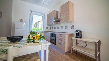 Fridge, oven, stovetop, coffee/tea maker